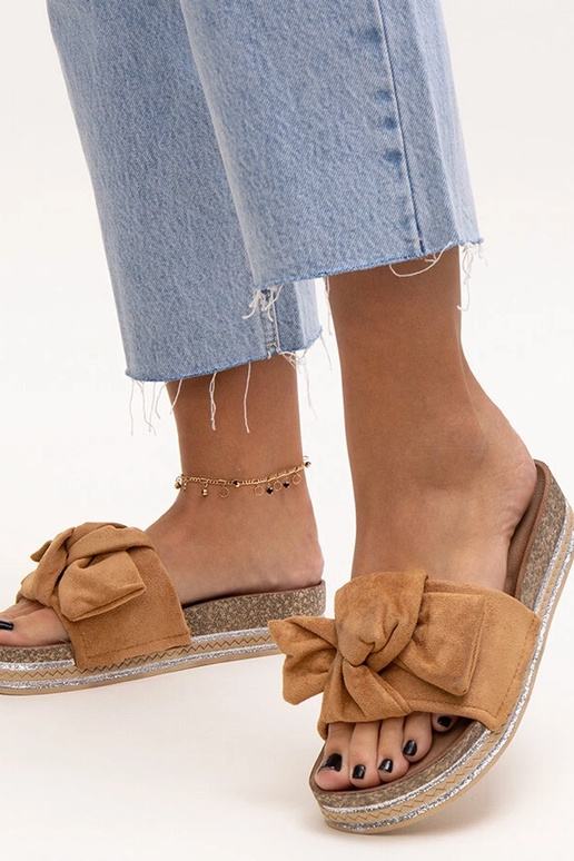 Braune Pantoletten auf massiver Sohle...