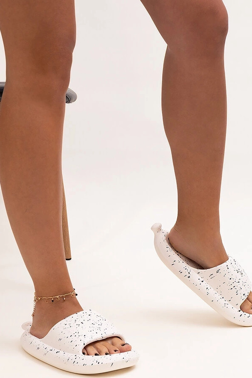 Weiße Flip-Flops mit breitem Riemen...