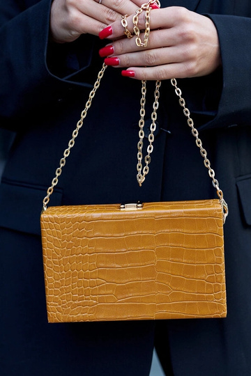 Gelbe „Trunk“-Tasche an einer Kette Dratche