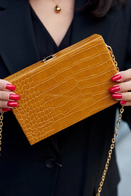 Gelbe „Trunk“-Tasche an einer Kette... Gelbe „Trunk“-Tasche an einer Kette...