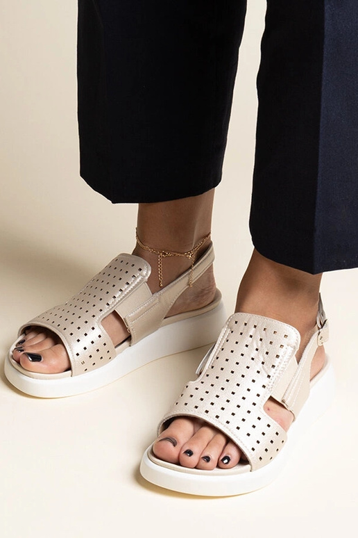 Goldene Sandalen mit durchbrochenem...