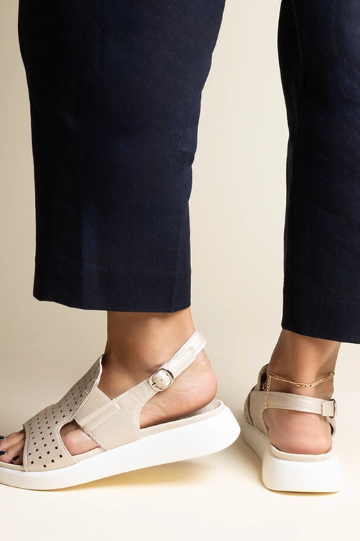 Goldene Sandalen mit durchbrochenem...