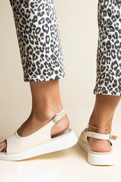 Beige Sandalen mit dickerer Sohle von...