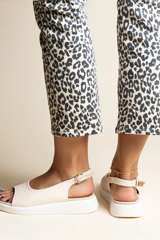 Beige Sandalen mit dickerer Sohle von...