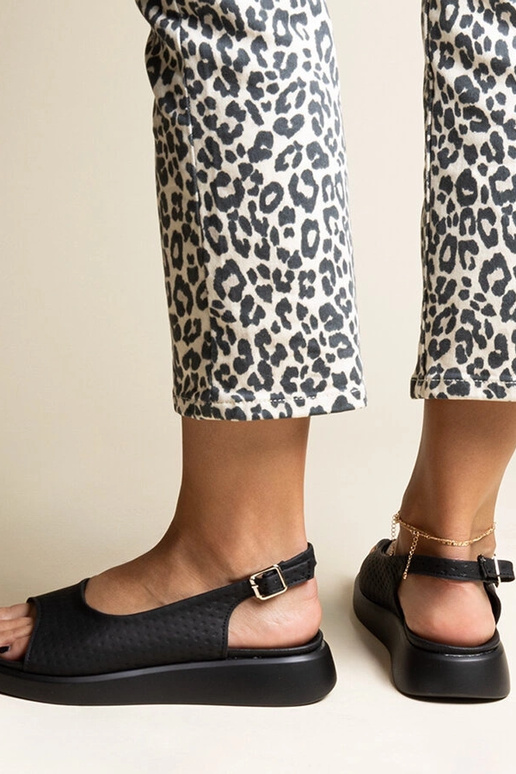 Schwarze Sandalen mit dickerer Sohle...