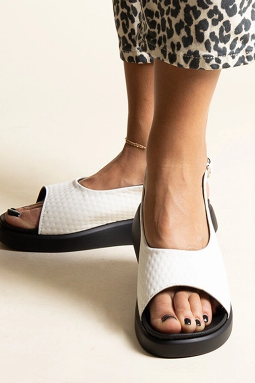 Weiße Sandalen mit dickerer Sohle von...