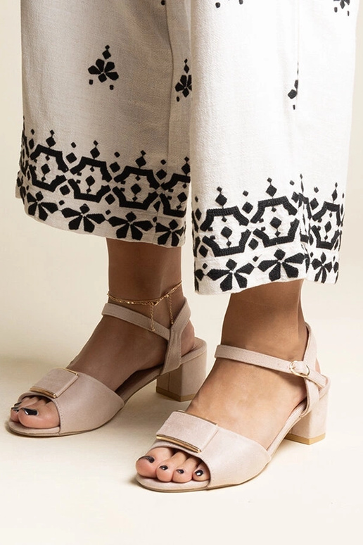 Beige Sandalen mit niedrigem Absatz...