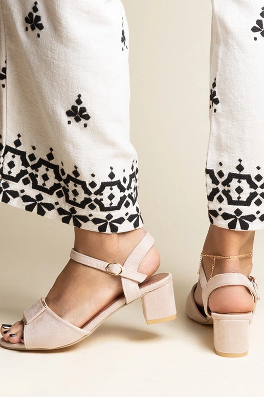 Beige Sandalen mit niedrigem Absatz...