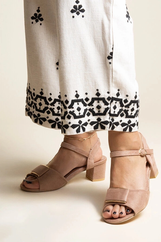 Dunkelbeige Sandalen mit niedrigem...