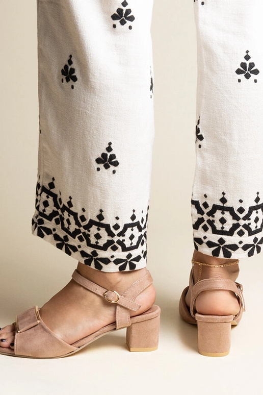 Dunkelbeige Sandalen mit niedrigem...