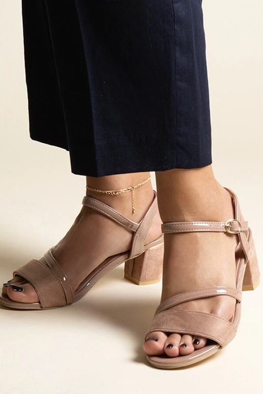 Dunkelbeige Sandalen im Materialmix...