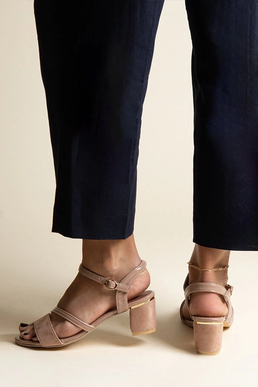 Dunkelbeige Sandalen im Materialmix...