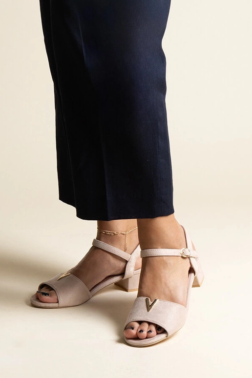 Beige Sandalen mit niedrigem Absatz...