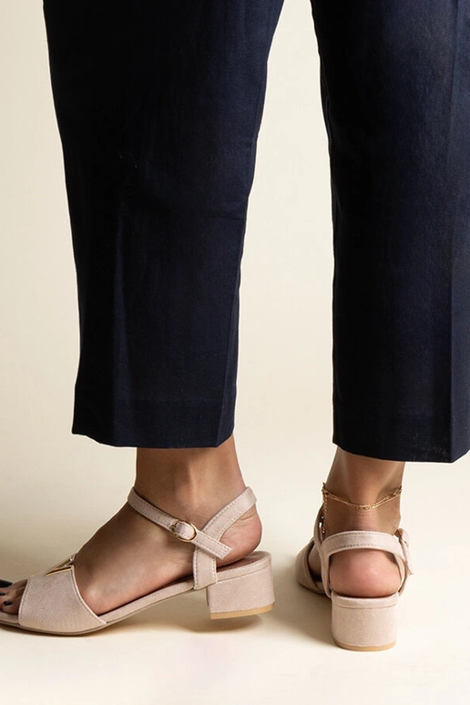 Beige Sandalen mit niedrigem Absatz...