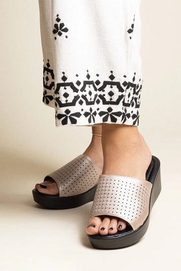 Goldfarbene Flip-Flops mit...