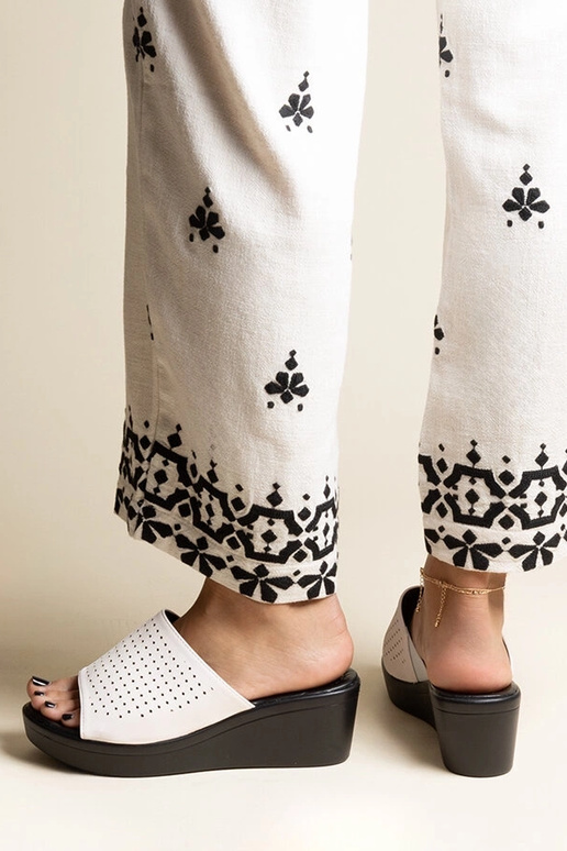 Weiße durchbrochene Plateausandalen,...