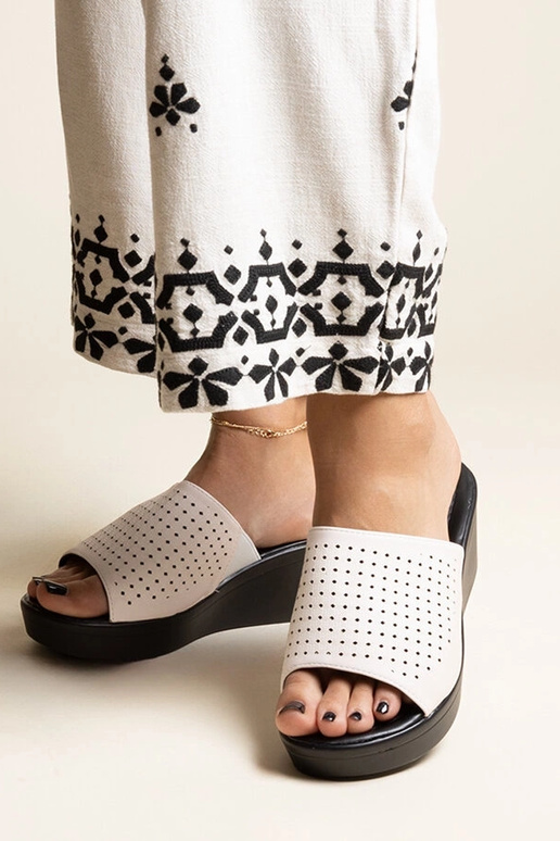 Weiße durchbrochene Plateausandalen,...