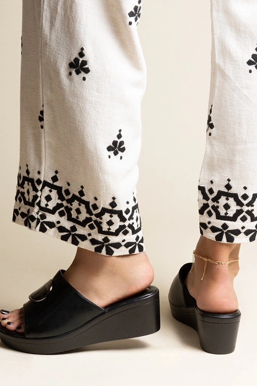 Schwarze Keilsandalen mit Schnalle...