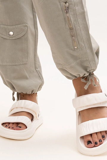 Coreia weiße Schaum-Sandalen mit Raffung