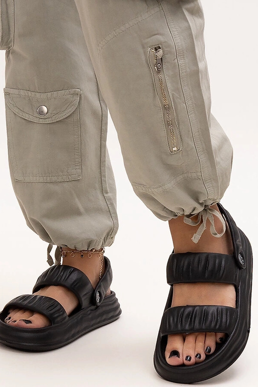 Schwarze Schaum-Sandalen mit Raffung...