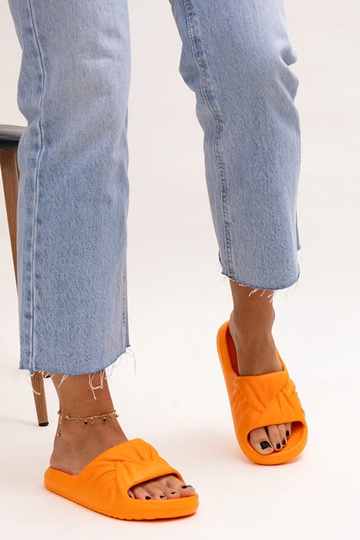 Orangefarbene Flip-Flops... 2