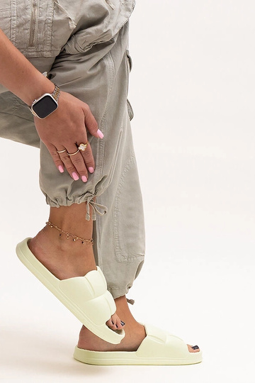 Grüne Flip-Flops aus Schaumstoff mit Diamanten