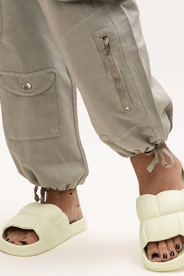 Grüne Flip-Flops aus Schaumstoff mit Diamanten 2