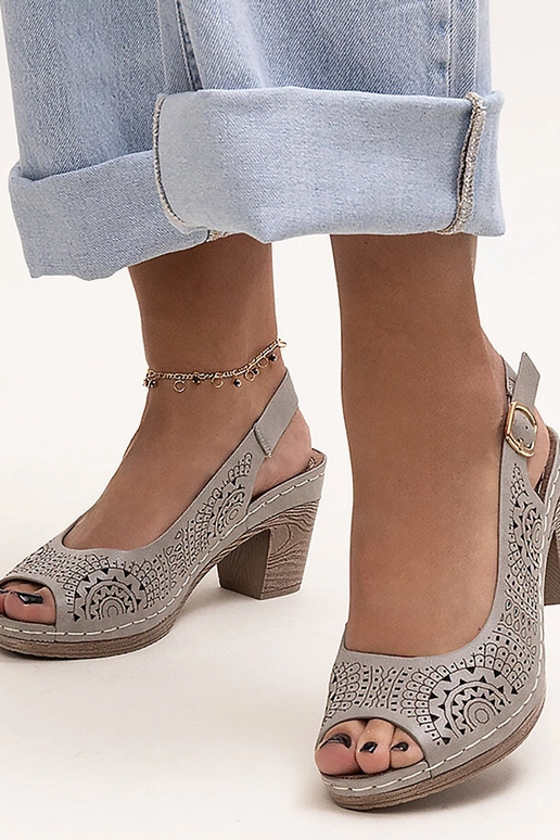 Graue Sandalen mit durchbrochenem...