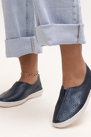 Marineblaue Schuhe aus durchbrochenem Leder von Bernice
