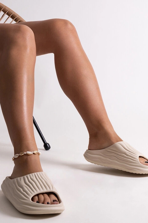 Beigefarbene Flip-Flops mit Rüschen...