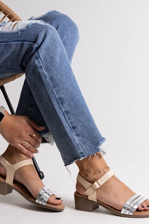 Silberne Sandalen mit niedrigem...