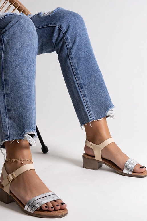 Silberne Sandalen mit niedrigem...