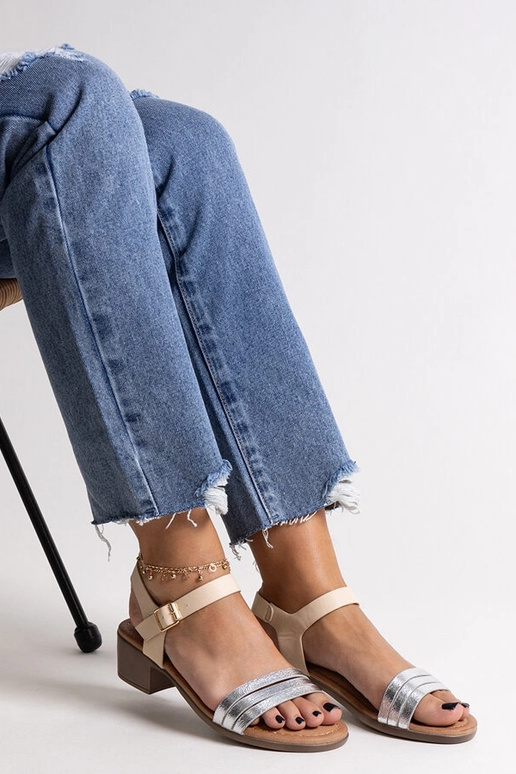 Silberne Sandalen mit niedrigem...