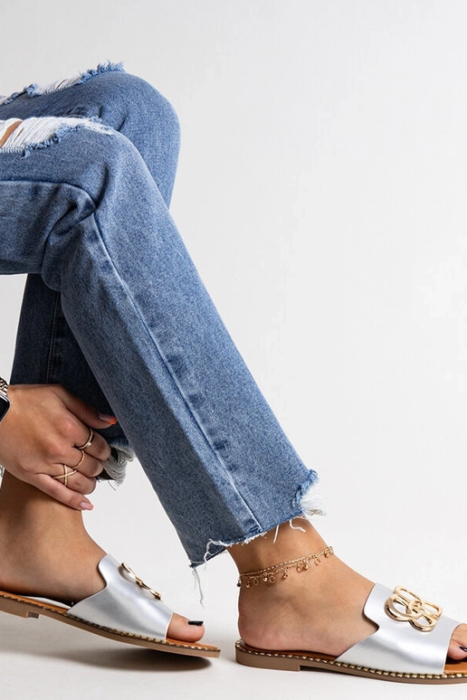 Silberne Flip-Flops mit dekorativer...