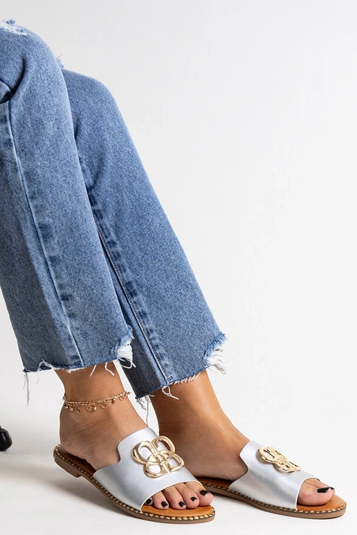 Silberne Flip-Flops mit dekorativer...