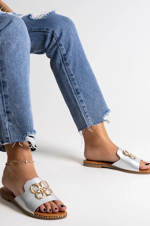 Silberne Flip-Flops mit dekorativer...