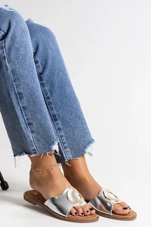 Silberne Flip-Flops mit dekorativer...