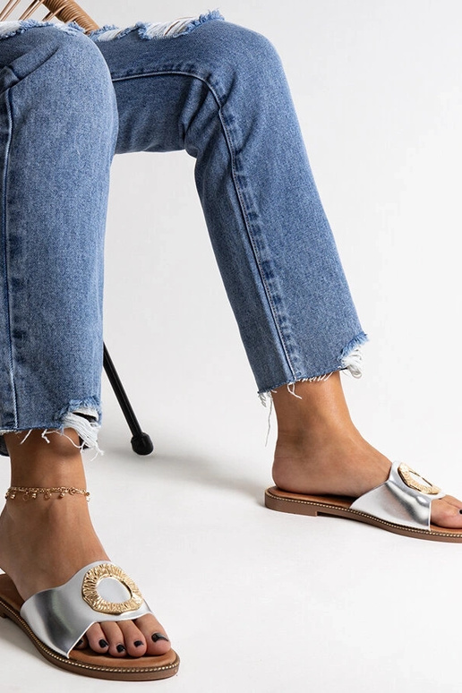 Silberne Flip-Flops mit dekorativer...