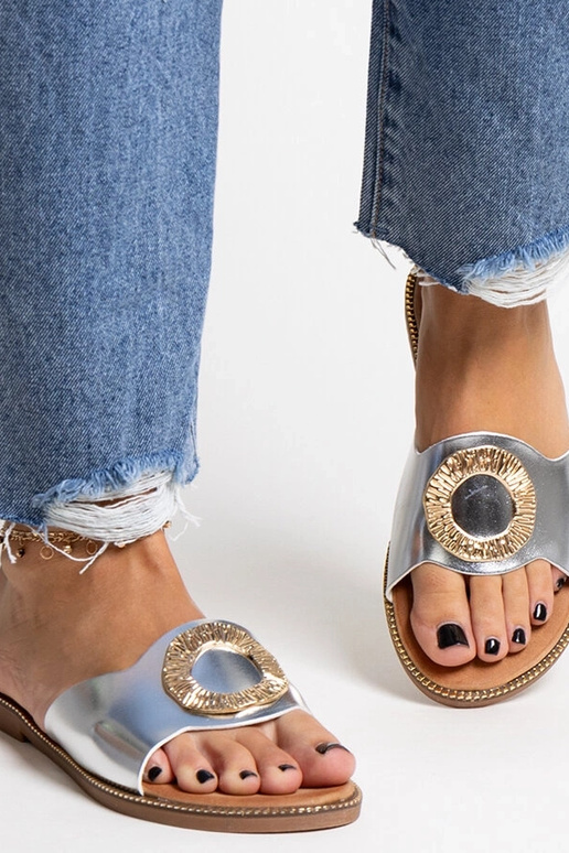 Silberne Flip-Flops mit dekorativer...