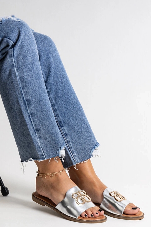 Silberne Flip-Flops mit dekorativer...