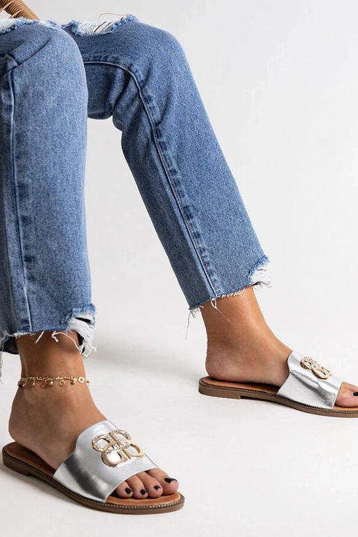 Silberne Flip-Flops mit dekorativer...