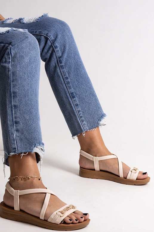 Beige Sandalen mit goldener Schnalle...