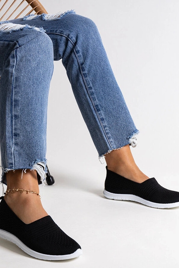 Schwarze Slip-On-Sneakers...