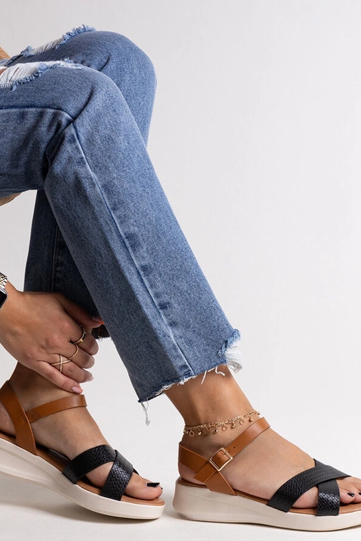 Schwarze und braune Hakima-Sandalen...