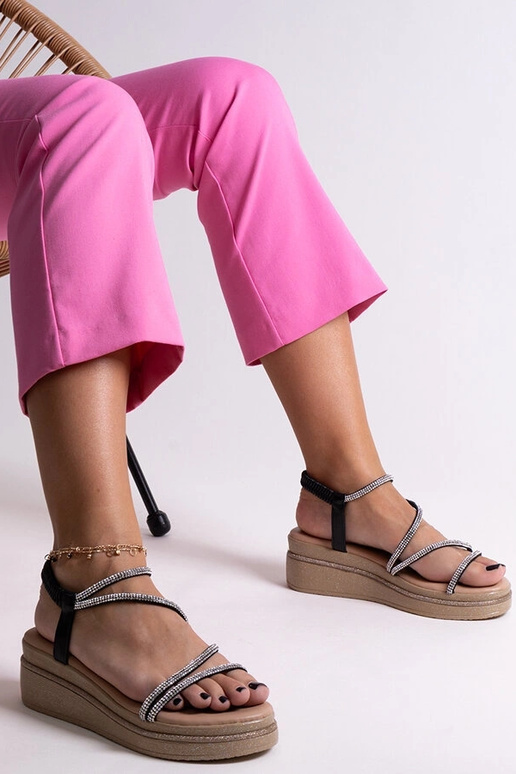 Glänzende Sandalen auf niedrigem Keil...