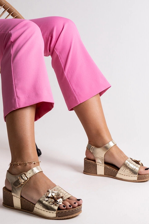 Goldene Keilsandalen mit Kifah-Blume