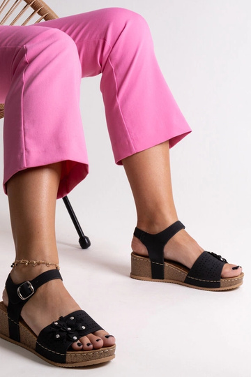Schwarze Keilsandalen mit Kifah-Blume 2