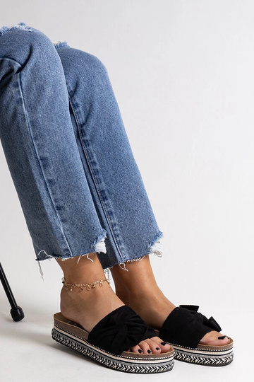 Massive schwarze Flip-Flops mit dekorativer Sohle von Nibalie