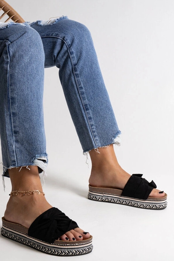 Massive schwarze Flip-Flops mit dekorativer Sohle von Nibalie 2