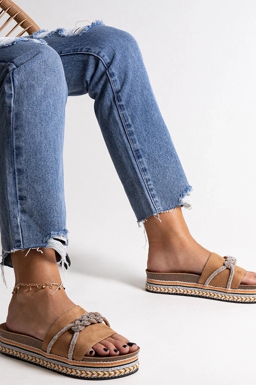 Braune Flip-Flops verziert mit...